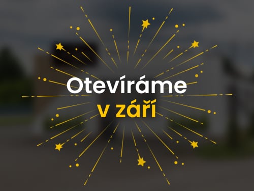 Fotka prodejny Vinyl House v Liberci s textem "Otevíráme 1.8.2025". Krásný showroom plný velkých vzorků podlah Více než 30 značek