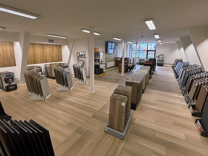 Fotka prodejny Vinyl House s největším výběrem vinylových podlah v ČR. Krásný showroom plný velkých vzorků podlah Více než 30 značek