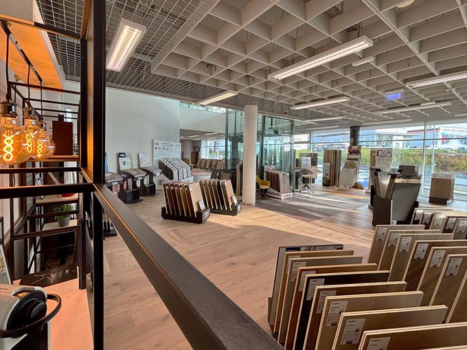 Fotka prodejny Vinyl House s největším výběrem vinylových podlah v ČR. Krásný showroom plný velkých vzorků podlah Více než 30 značek