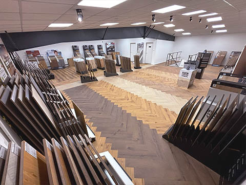 Fotka prodejny Vinyl House s největším výběrem vinylových podlah v ČR. Krásný showroom plný velkých vzorků podlah Více než 30 značek