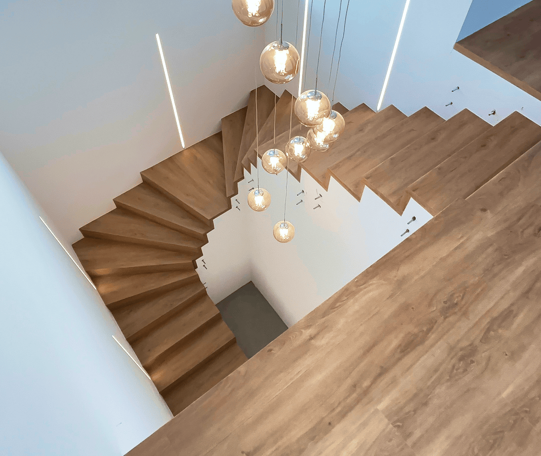 Obrázek krásného točitého schodiště v luxusním domě realizovaného firmou VInyl House